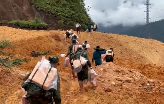 Vượt núi đưa nhu yếu phẩm đến với người dân vùng cô lập