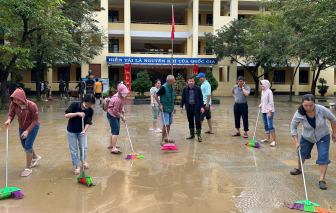 Xúc động hình ảnh thầy cô vùng lũ xứ Huế tái thiết trường học sau lũ