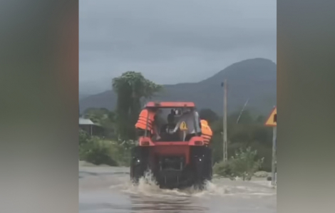 Công an Hàm Thuận, Lâm Đồng, trực 24/24 ứng phó mưa lũ, sơ tán dân