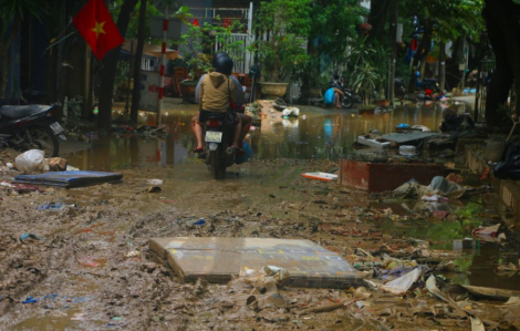 Hàng ngàn tấn rác bủa vây khắp TP Huế sau khi lũ rút