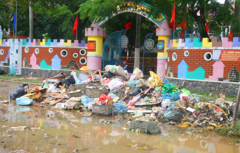 Lũ rút, hàng nghìn tấn rác thải bủa vây khắp TP Huế
