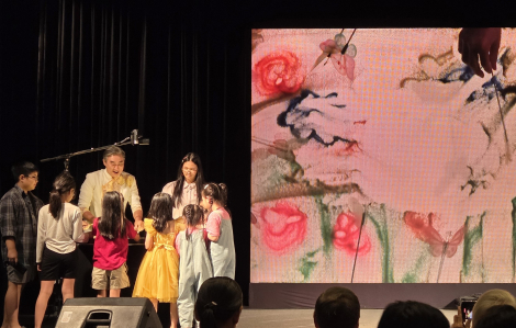 Nghệ sĩ Trí Đức mang tranh cát kể chuyện Việt Nam cho thiếu nhi quốc tế