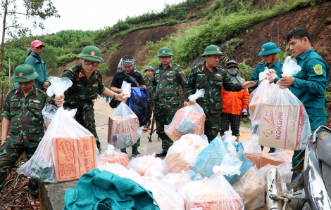 Nước rút dần, quân đội tiếp tế lương thực cho vùng thiệt hại nặng ở Đà Nẵng