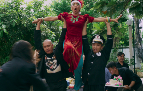 Phim Phá đám: Sinh nhật mẹ tôn vinh tình mẹ bằng câu chuyện điên rồ, độc lạ
