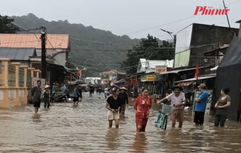 Phú Quốc hứng mưa kỷ lục sau 25 năm, người dân lội nước ngang người giữa phố
