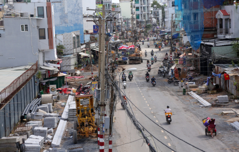 Đường Chu Văn An sắp mở rộng xong, hàng trụ điện vẫn đứng chơi vơi giữa đường