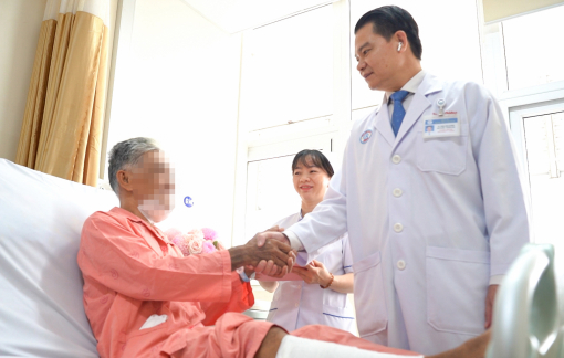 Bác sĩ "giải cứu" người đàn ông mang khung nẹp trên mặt suốt 6 năm