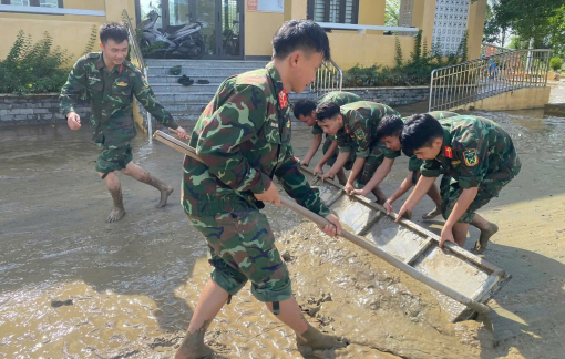 Bộ đội nấu cơm, dọn bùn, sửa sang nhà cửa giúp dân sau lũ
