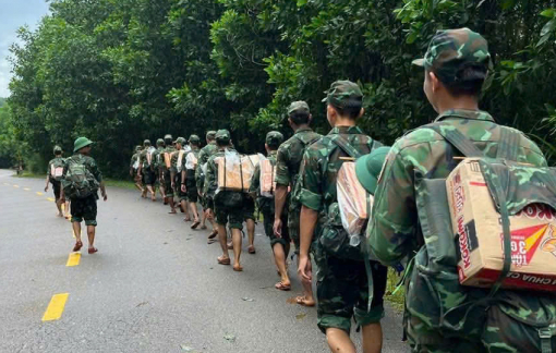 Lữ đoàn 270 hành quân vào vùng cô lập xã Trà Tân giúp dân khắc phục sạt lở