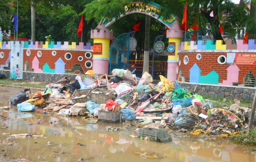 Lũ rút, hàng nghìn tấn rác thải bủa vây khắp TP Huế