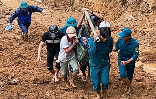 Quân dân chung vai gánh người bị tai biến đi cấp cứu