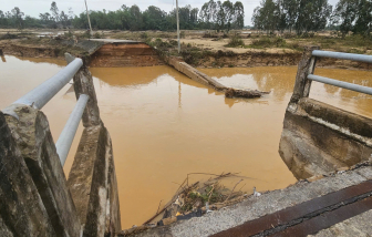 Thêm một cây cầu bị sụp mố, bờ sông Thu Bồn sạt lở ở vị trí mới