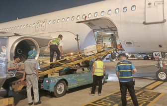 Chuyến hàng cứu trợ đầu tiên của bạn đọc, nhà hảo tâm… thông qua Báo Phụ nữ đã đến Huế