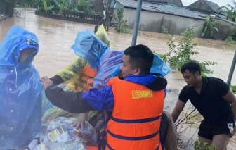 Lũ dâng cao gần 2m, hàng trăm hộ dân ở Hà Tĩnh được sơ tán khẩn cấp