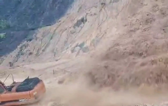 Núi lở  suýt "nuốt" máy múc đang sửa sạt lở