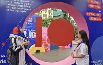 Khám phá triển lãm đa giác quan "Không một mình" trên phố đi bộ Hồ Gươm