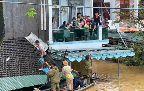 Bộ trưởng Lương Tam Quang chỉ đạo công an các địa phương cấp bách cứu dân vùng lũ
