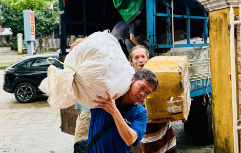 Hội LHPN TP Huế tiếp nhận hàng cứu trợ khẩn cấp của Báo Phụ nữ TPHCM gửi đến bà con vùng lũ