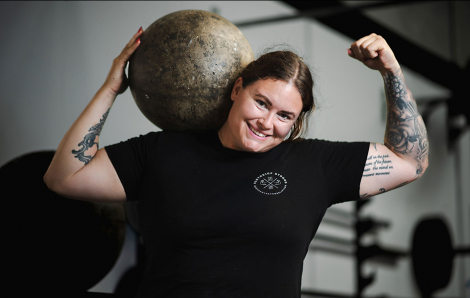 Người phụ nữ đầu tiên trên thế giới nâng tảng đá nặng 180kg
