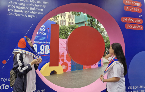 Khám phá triển lãm đa giác quan "Không một mình" trên phố đi bộ Hồ Gươm