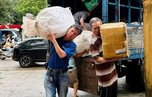Chuyến hàng cứu trợ đầu tiên của nhà hảo tâm thông qua Báo Phụ nữ đã đến Huế
