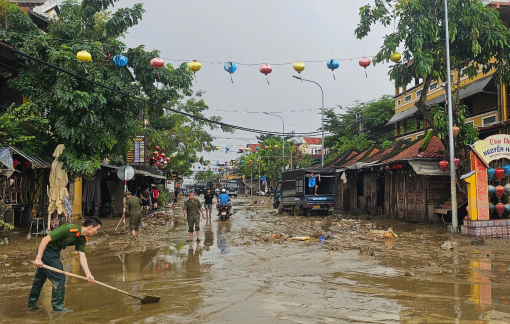 Khẩn trương thu dọn Hội An sau lũ