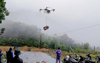 Drone liên tục cất cánh đưa hàng tiếp tế người dân khu vực bị cô lập
