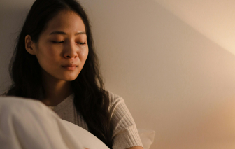 Bạn trai kém tuổi bắt che giấu xuất thân để được ra mắt