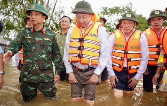 Tổng Bí thư Tô Lâm đến vùng rốn lũ thăm người dân