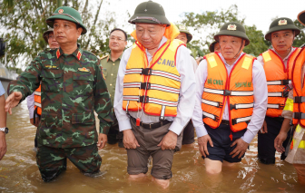 Tổng Bí thư Tô Lâm kiểm tra, thăm hỏi, tặng quà người dân bị ảnh hưởng mưa lũ ở Huế