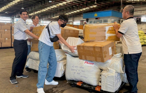 Báo Phụ nữ TPHCM chuyển 1 tấn hàng cứu trợ đến người dân vùng lũ ở Đà Nẵng