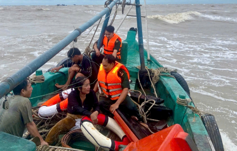 Cứu 2 thuyền viên bị chìm tàu trên biển