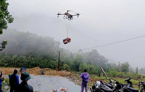 Drone liên tục cất cánh đưa hàng tiếp tế người dân khu vực bị cô lập