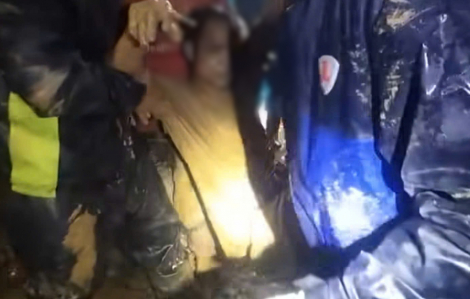 Giải cứu người dân trong vụ sạt lở kinh hoàng vùi lấp 6 căn nhà ở Đà Nẵng