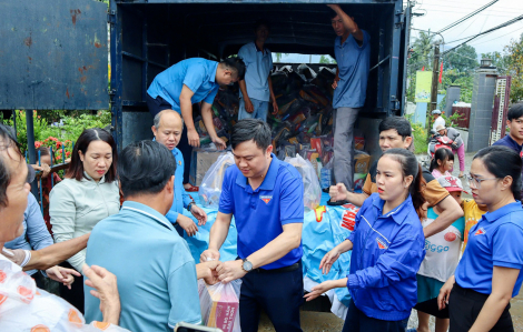 Hàng ngàn túi quà ở rốn lũ Đà Nẵng mang yêu thương của thanh niên