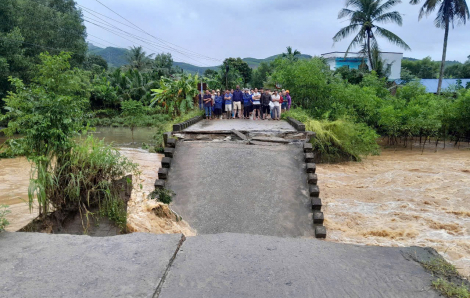 Lũ cuốn sập cầu khiến gần 1.300 người dân bị cô lập