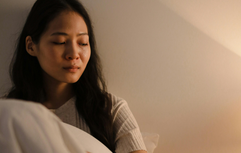 Bạn trai kém tuổi bắt che giấu xuất thân để được ra mắt