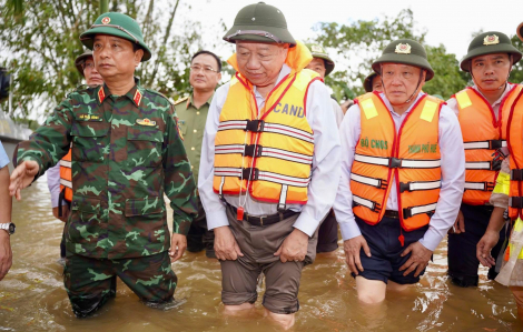 Tổng Bí thư Tô Lâm đến vùng rốn lũ thăm người dân