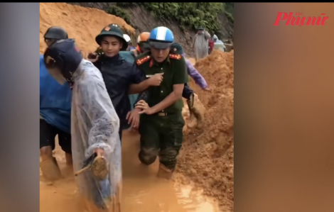 Vượt đường sạt lở đưa sản phụ trở dạ đến trung tâm y tế