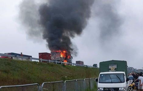 Xe tải bốc cháy dữ dội trên cao tốc Bắc Nam