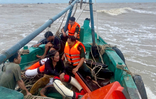 Cứu 2 thuyền viên bị chìm tàu trên biển