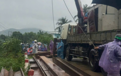 Quảng Ngãi làm cầu tạm tiếp tế nhu yếu phẩm cho 1.820 người đang bị cô lập