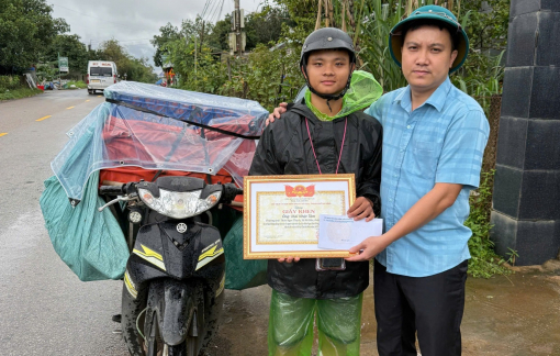 Khen thưởng ngư ông và anh shipper cứu người đàn ông bị lũ cuốn bám trên trụ điện