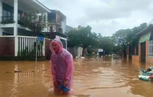 Lũ chưa rút hết, người dân Huế lại bàng hoàng nghe tin lũ ở thượng nguồn đang đổ về