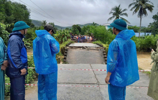 Sập cầu ở Quảng Ngãi, cả người và xe máy rơi xuống sông