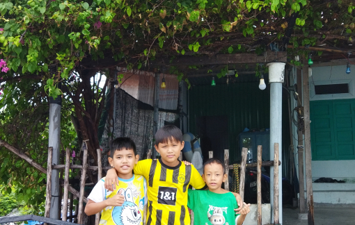 Trước hiên nhà có giàn hoa giấy