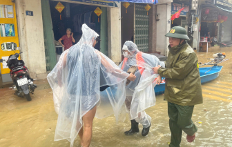 Chạy đẻ ngày lũ ở Huế