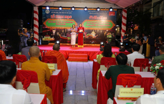 TP Cần Thơ trình diễn thả đèn nước và ghe Cà Hâu của đồng bào Khmer