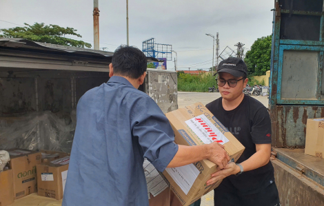 1 tấn hàng cứu trợ của các nhà hảo tâm gửi đến Báo Phụ Nữ đã đến Đà Nẵng