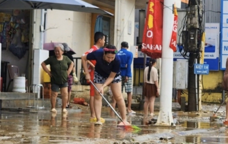 Huế, Đà Nẵng ngập ngụa trong bùn non, rác thải